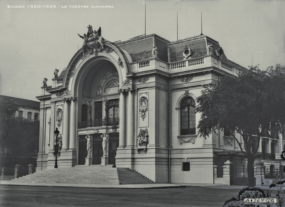 This image of the Saigon Opera House reflects its financial struggles, contrasting its grandeur with rickshaws and working-class locals (Source: Haut commissariat de France pour l'Indochine – Wikipedia)